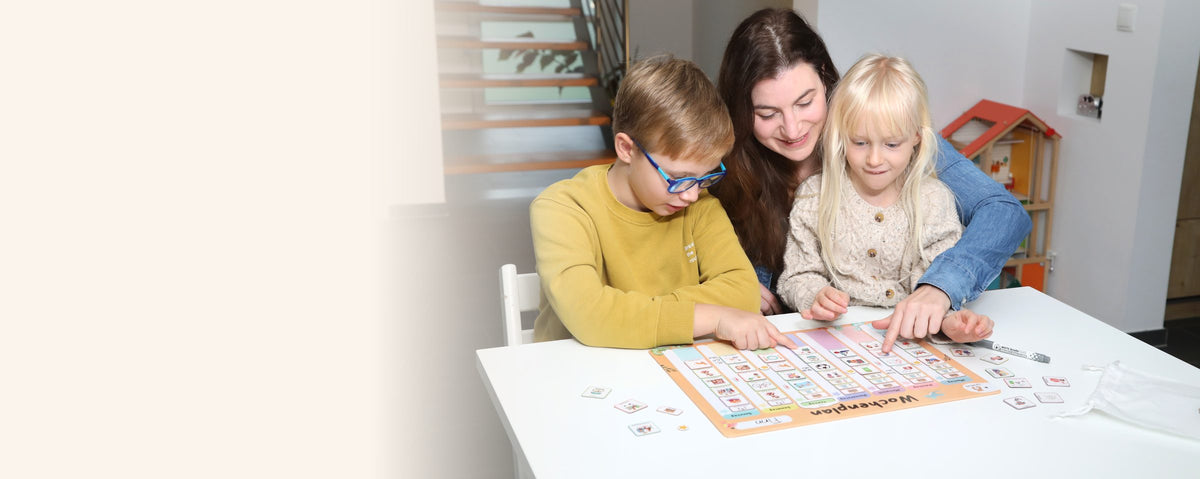 Familie plant die Woche mit dem SpielLieb Wochenplaner